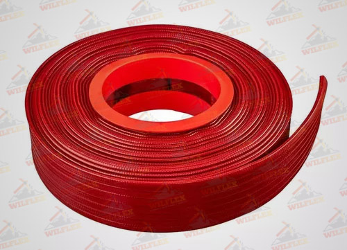 Manguera de PVC tipo bombero para descarga de agua.
